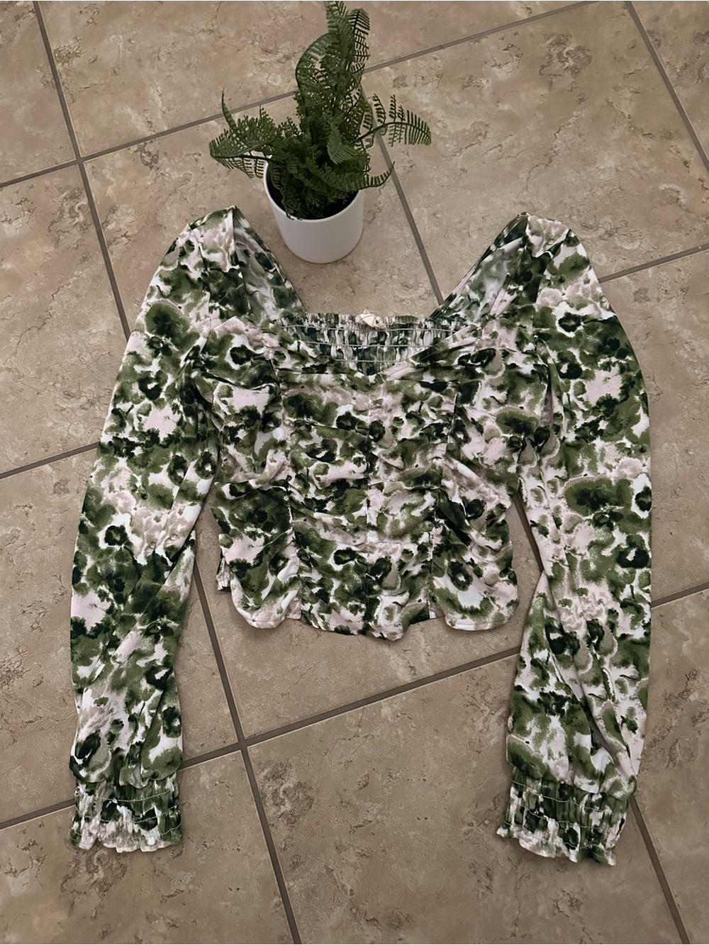 RUCHED PRINT LONG SLEEVE CROP TOP